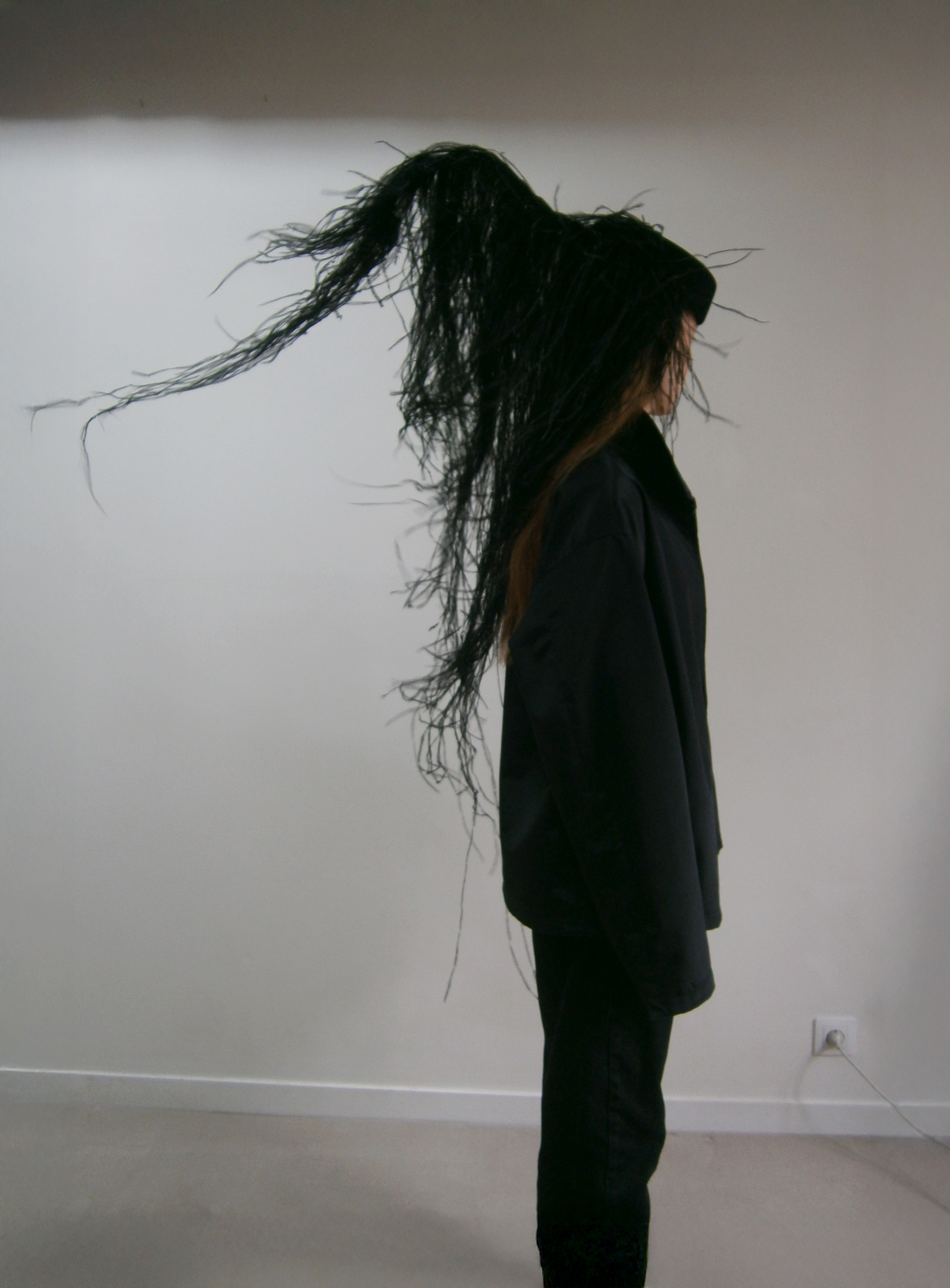 Single ostrich feather toque